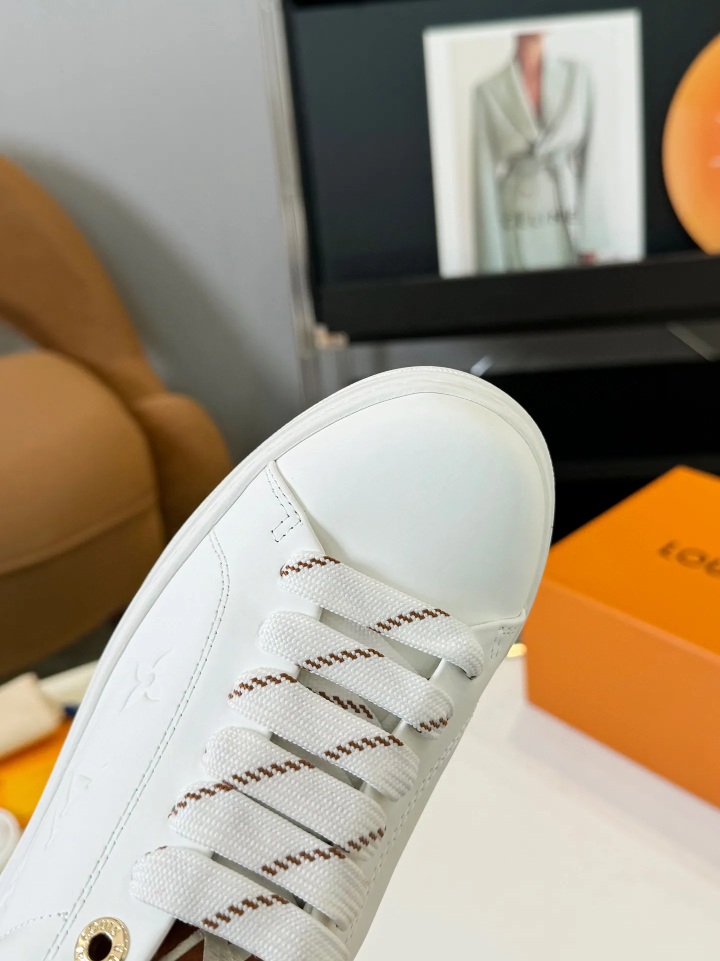 Men's Men's Shoes 💰💰660 Women's LV [Beverly Hills Sports Shoes Series] This Beverly Hills sports shoes are made of grained cow leather with Damier pattern, echoing the current season's leather goods series. The thick rubber outsole is lightweight, and an embossed Louis Vuitton logo adds a branding touch. Padded insole and technical fabric lining enhance comfort.  Detailed Features ♛ Embossed grained cowhide leather ♛ Ultra-lightweight rubber outsole ♛ Louis Vuitton logo on tongue and outsole ♛ Size: 35-40